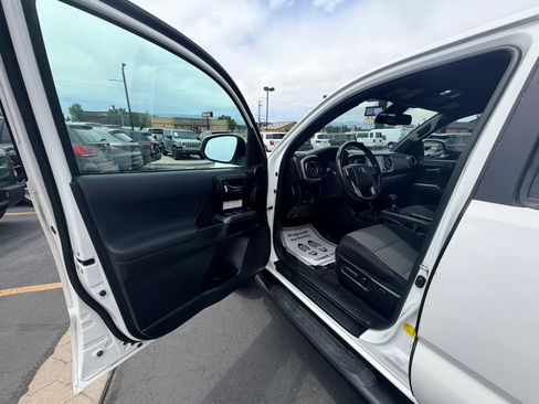 Used 2020 Toyota Tacoma TRD Off-Road w/ Exterior Package AWD/4WD image 10