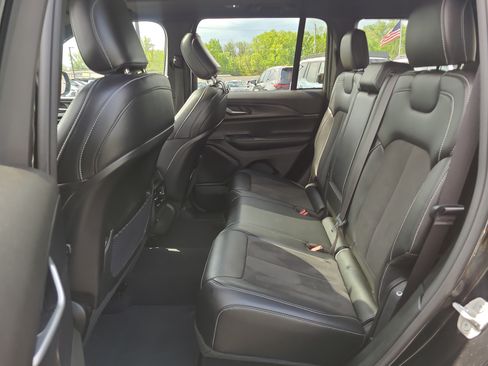 Used 2023 Jeep Grand Cherokee Altitude AWD/4WD image 28