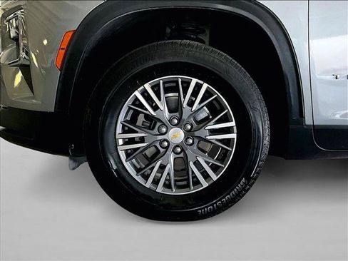 Used 2025 Chevrolet Traverse LT FWD image 10