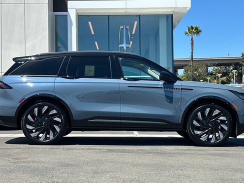 New 2026 Lincoln Nautilus Reserve AWD/4WD image 2