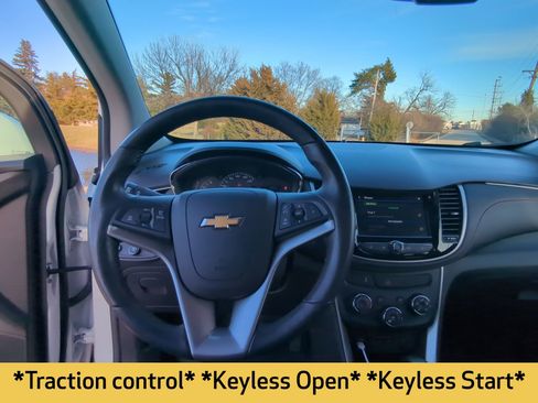 Used 2022 Chevrolet Trax LT w/ LT Convenience Package image 16