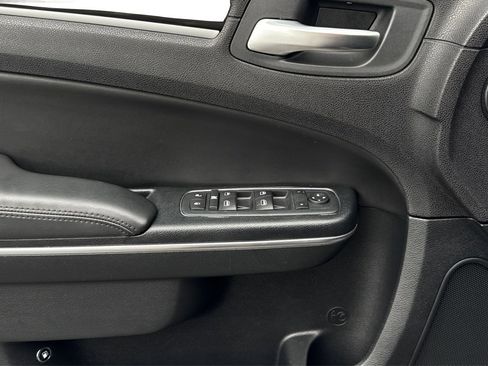 Used 2015 Chrysler 300 Limited RWD image 17