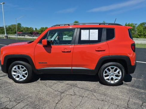 Used 2018 Jeep Renegade Latitude AWD/4WD image 8