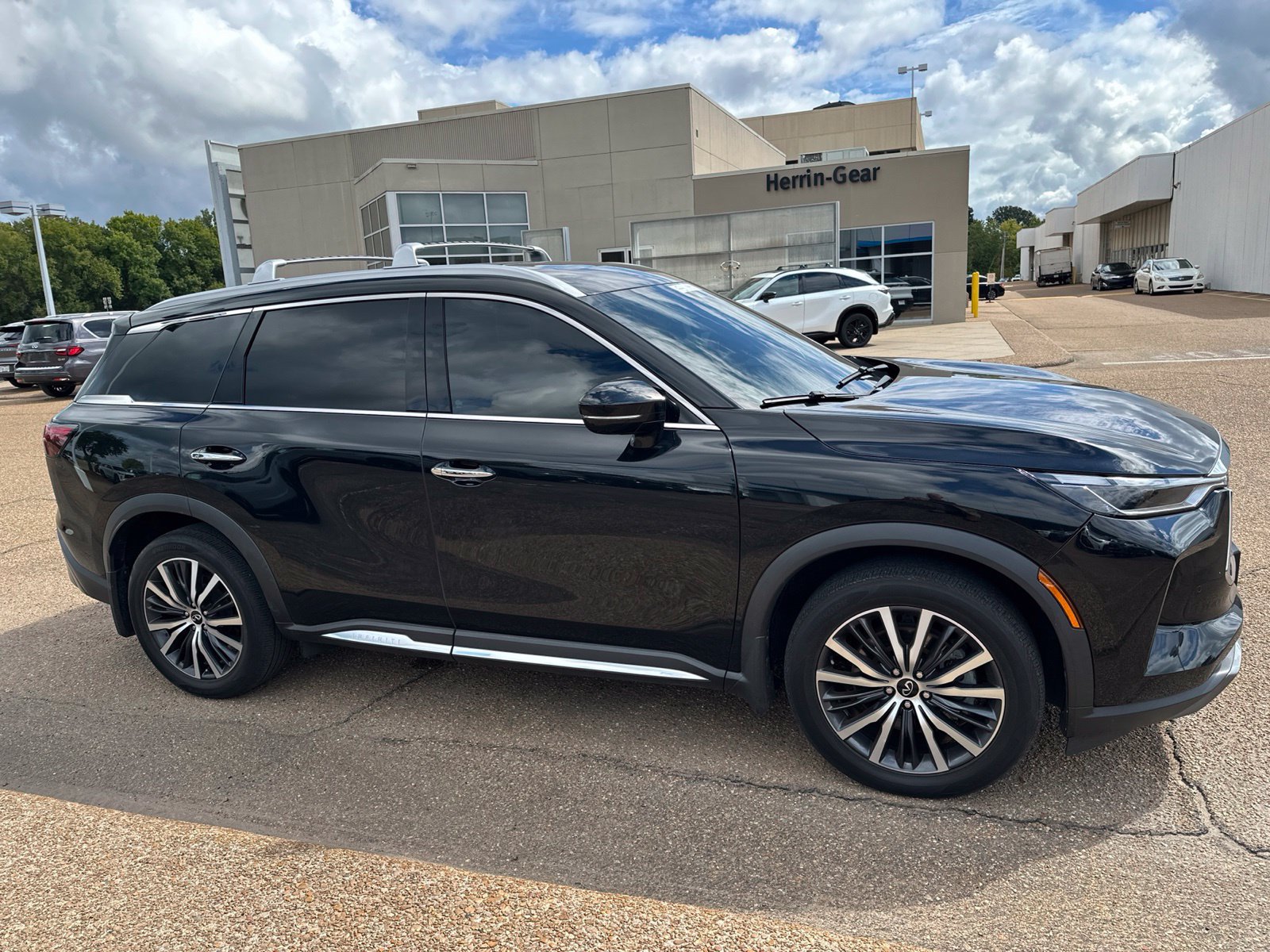 Used 2023 INFINITI QX60 Sensory w/ Vision Package AWD/4WD image 3
