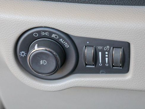 Used 2021 Chrysler Pacifica Touring-L FWD image 26