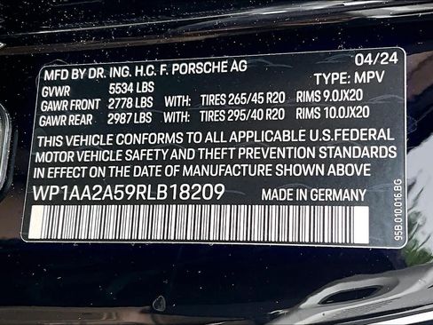 Used 2024 Porsche Macan AWD/4WD image 34