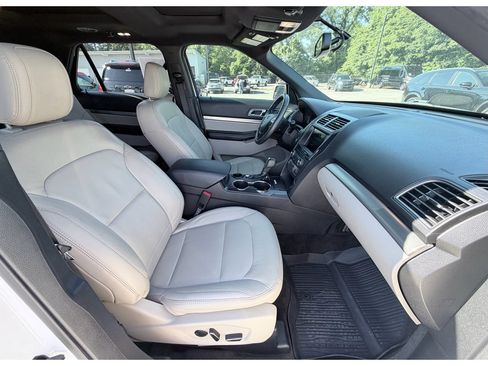 Used 2018 Ford Explorer XLT w/ Equipment Group 202A FWD image 25
