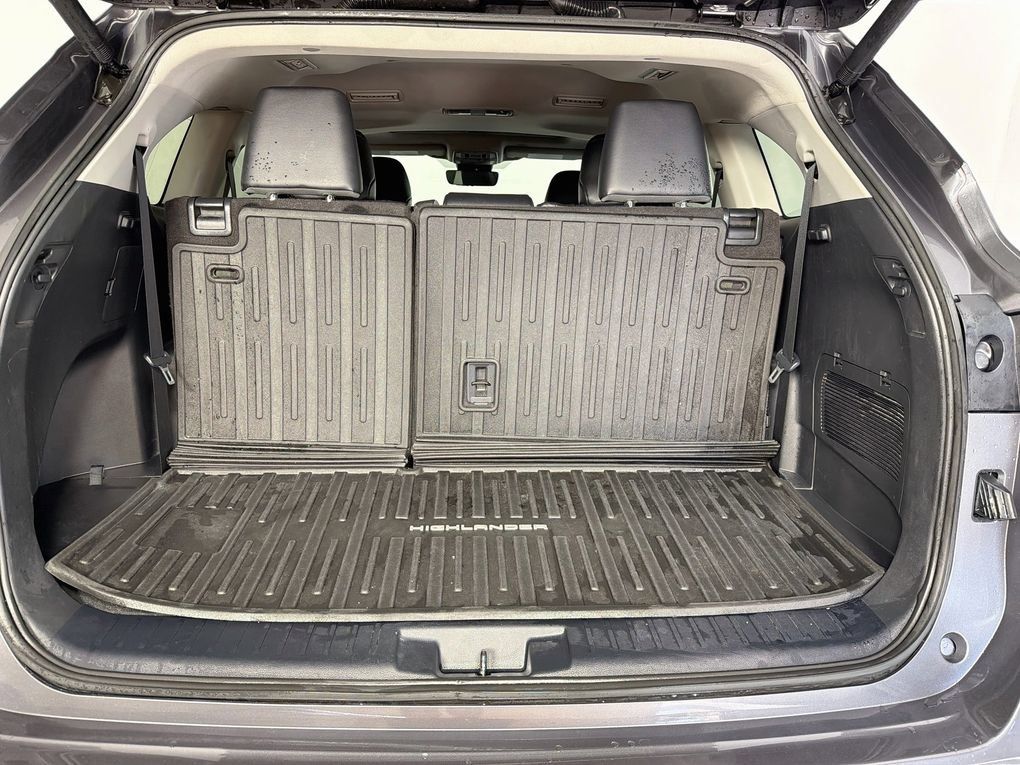 Used 2023 Toyota Highlander XLE FWD image 11