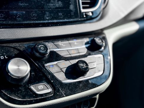 Used 2023 Chrysler Pacifica Touring-L image 20