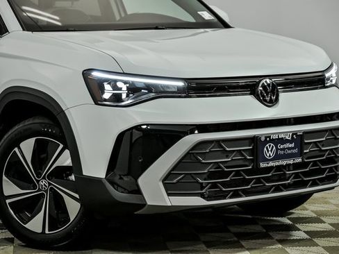 Certified 2025 Volkswagen Taos SE w/ Panoramic Sunroof Package image 2