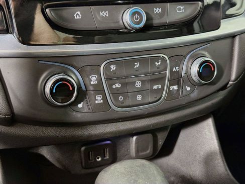 Used 2022 Chevrolet Traverse LT FWD image 21