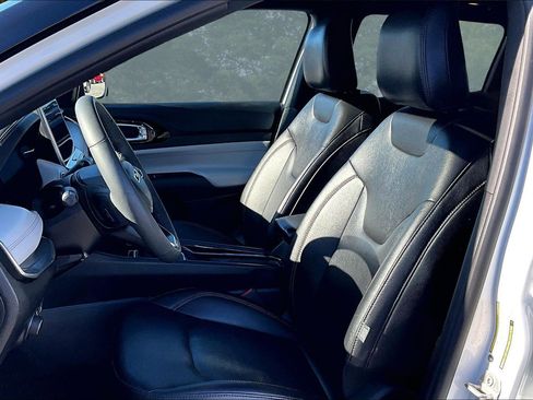 Used 2024 Jeep Compass Limited image 23