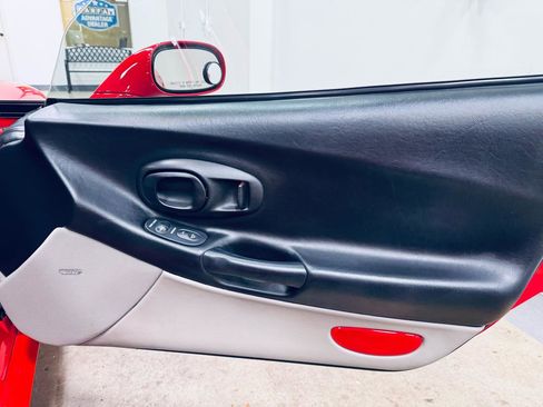 Used 2004 Chevrolet Corvette Coupe w/ Preferred Equipment Group RWD image 35