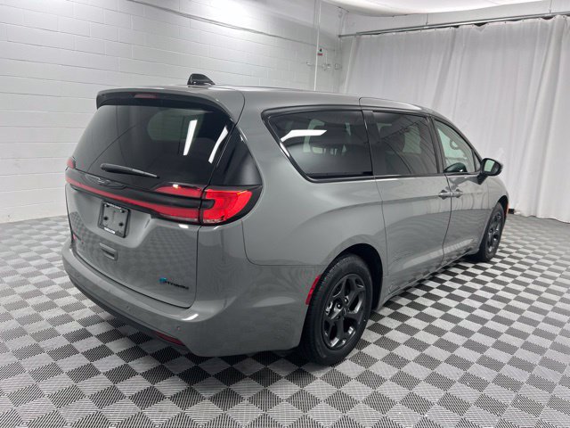 Used 2023 Chrysler Pacifica Touring-L w/ S Appearance Package FWD image 5