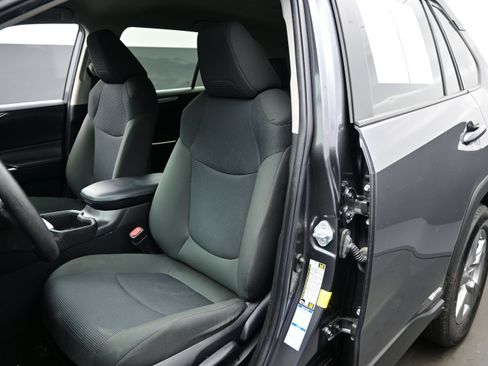 Used 2022 Toyota RAV4 LE AWD/4WD image 11