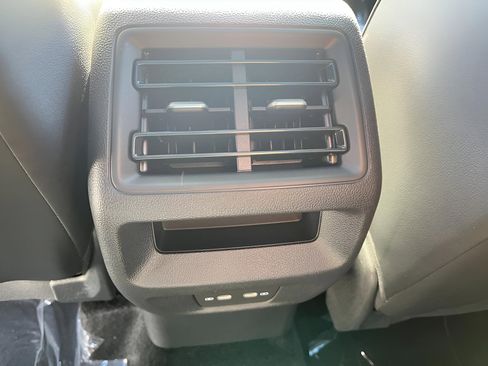 New 2025 Volkswagen Tiguan SE image 26