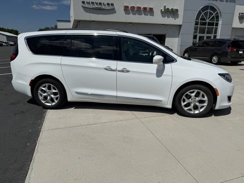 Used 2017 Chrysler Pacifica Touring-L w/ Tire & Wheel Group FWD image 8