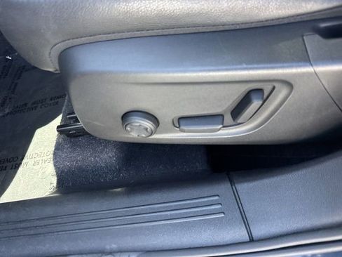 Used 2021 Volvo XC40 T4 Momentum w/ Premium Package image 12