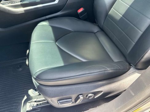 Used 2021 Toyota Highlander XLE FWD image 19