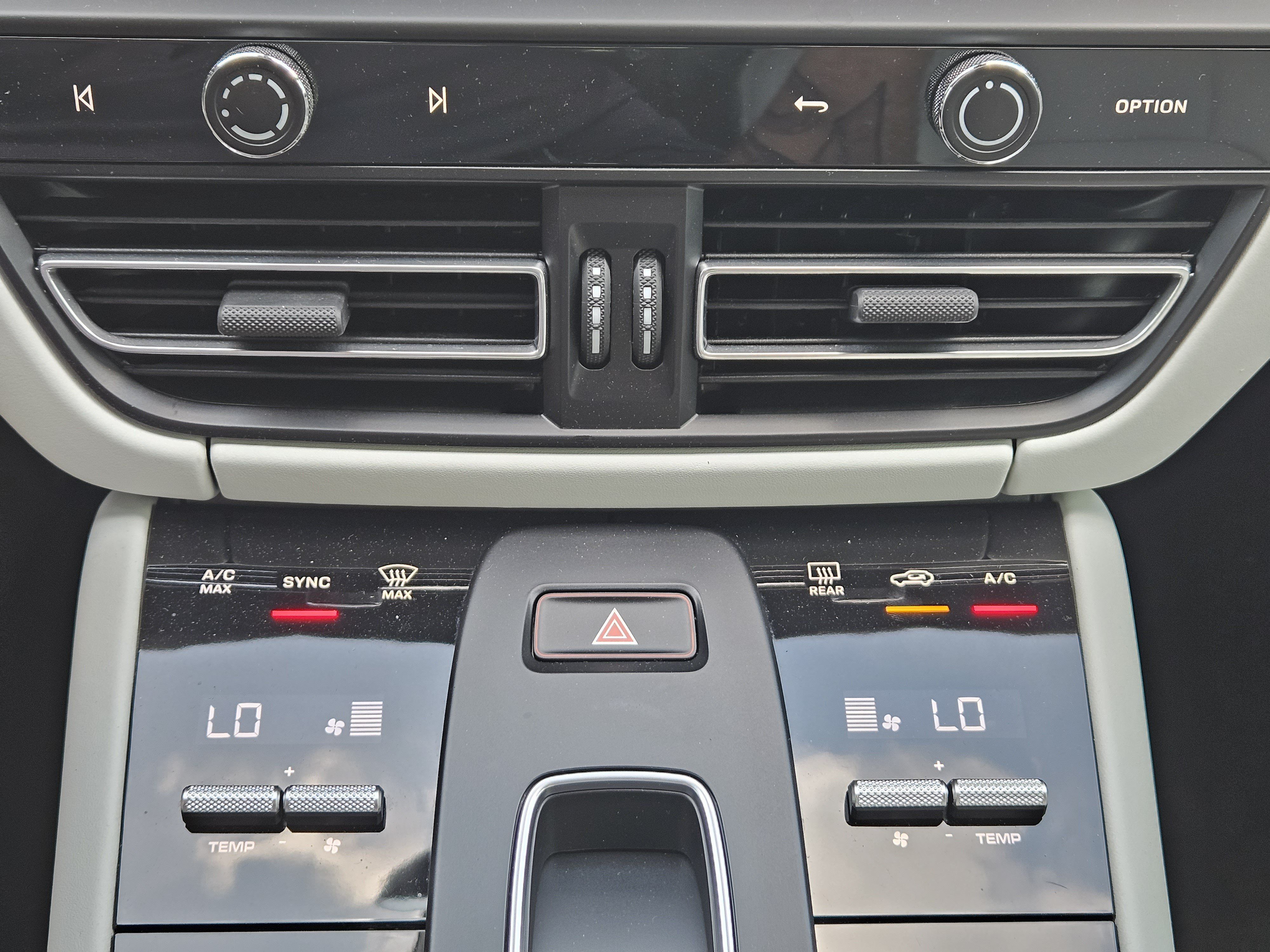 Certified 2023 Porsche Macan AWD/4WD image 19