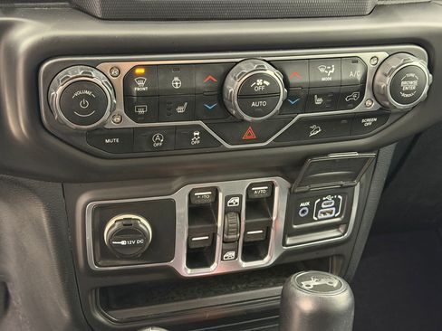 Used 2018 Jeep Wrangler Unlimited Sahara w/ Cold Weather Group AWD/4WD image 17