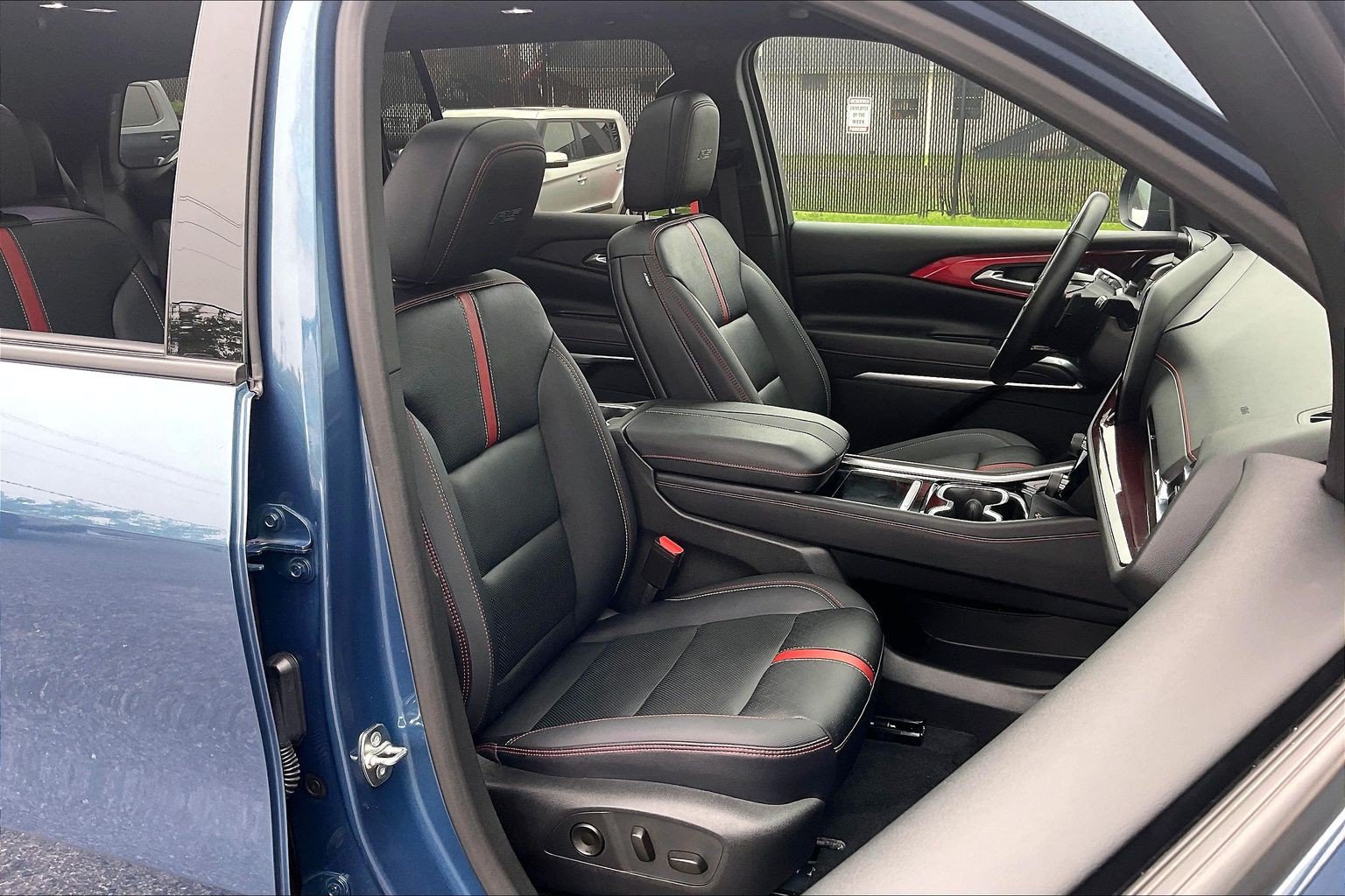 Used 2025 Chevrolet Traverse RS AWD/4WD image 9