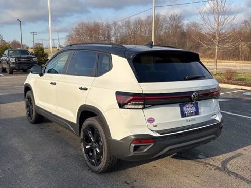 New 2026 Volkswagen Taos SE AWD/4WD image 8