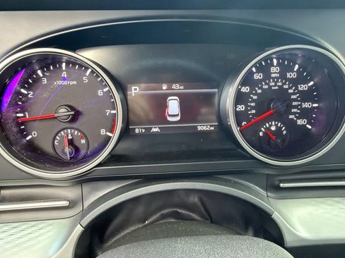 Used 2023 Kia Carnival LX FWD image 16