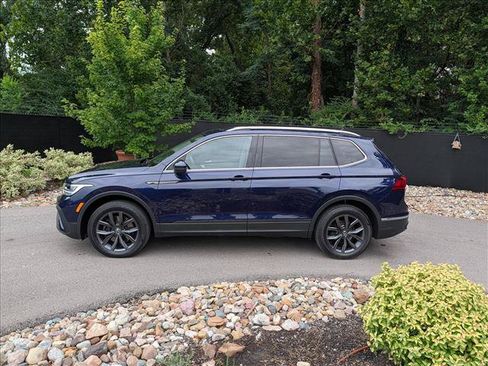 Certified 2023 Volkswagen Tiguan SE w/ Panoramic Sunroof Package FWD image 2