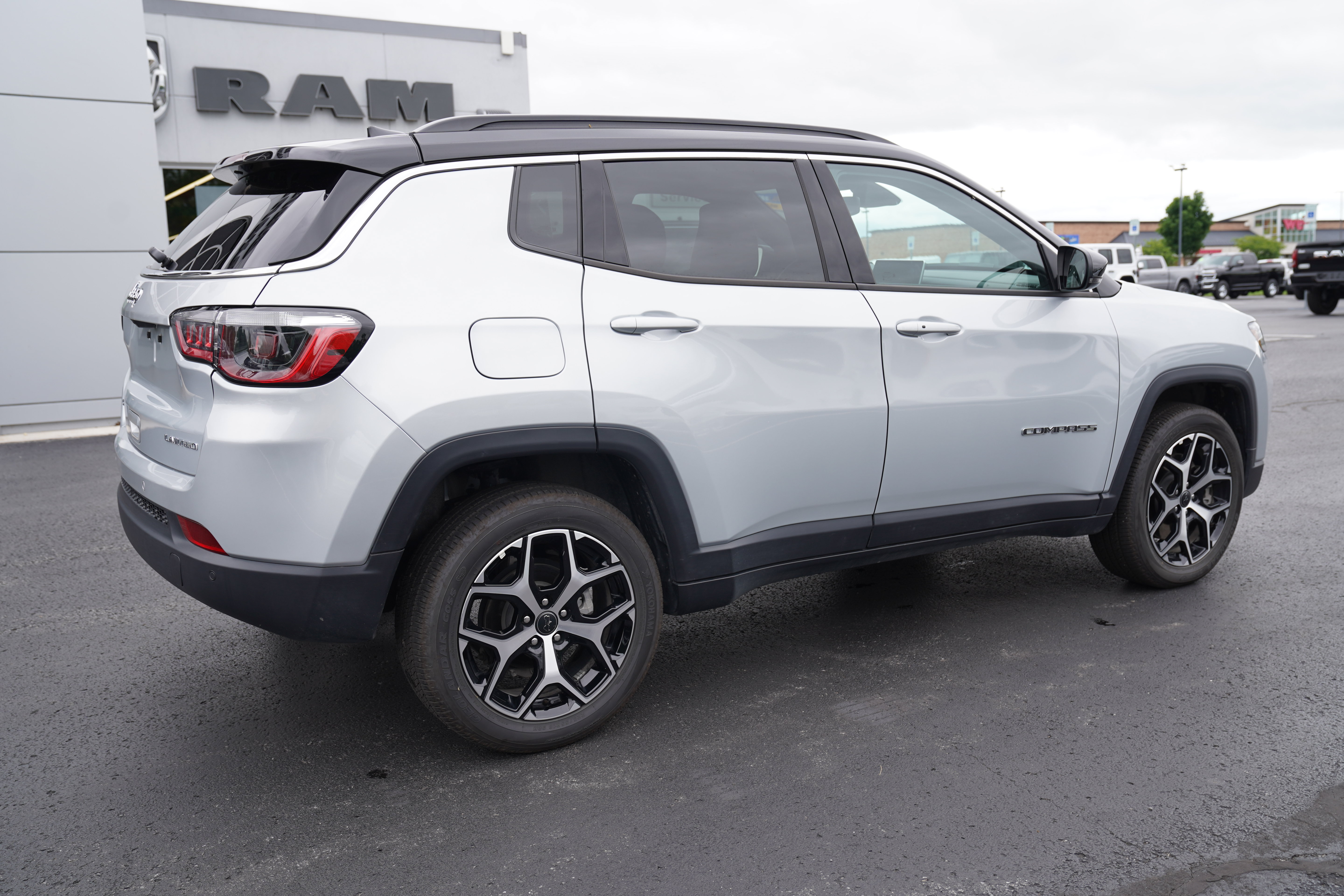 Used 2026 Jeep Compass Limited AWD/4WD image 3