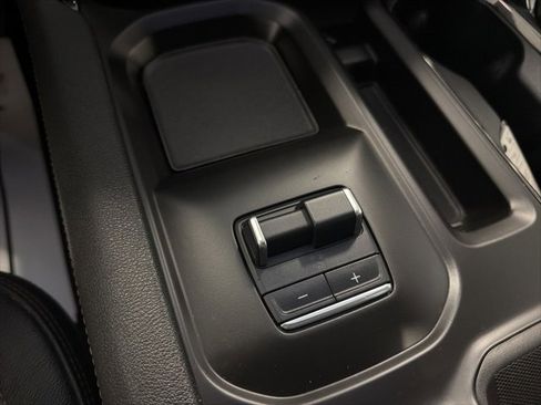 Used 2024 GMC Sierra 2500 AT4 image 32