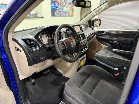Used 2019 Dodge Grand Caravan SE FWD image 16