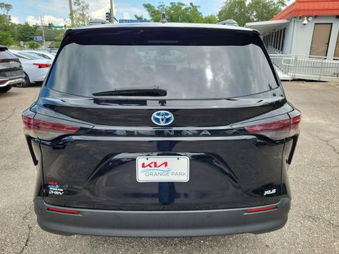 Used 2025 Toyota Sienna XLE FWD image 10