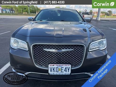 Used 2018 Chrysler 300 Touring w/ Chrome Appearance Package image 2