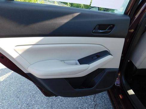 Used 2025 Nissan Altima 2.5 SV FWD image 8