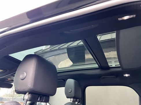 New 2025 Land Rover Range Rover Velar Dynamic SE AWD/4WD image 12