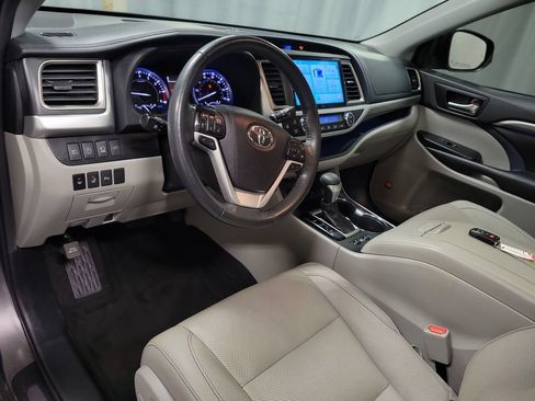 Used 2019 Toyota Highlander Limited Platinum AWD/4WD image 16