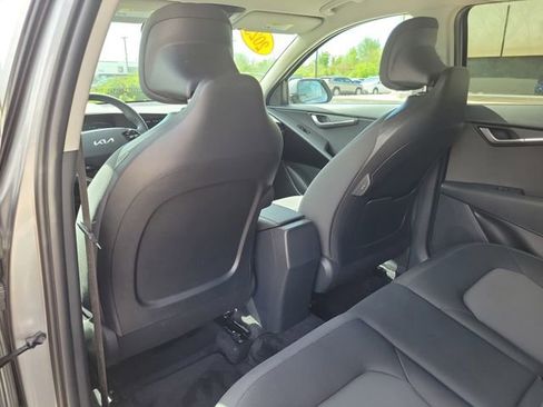 Used 2025 Kia Niro LX image 15