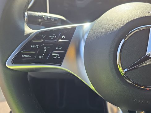 Used 2025 Mercedes-Benz GLC 300 4MATIC image 17