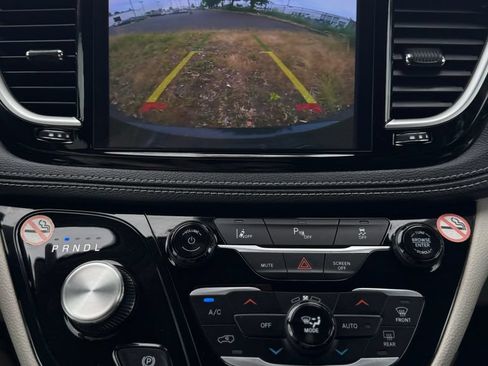 Used 2023 Chrysler Pacifica Touring-L FWD image 18
