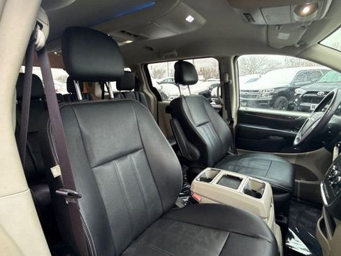 Used 2015 Chrysler Town & Country LX image 18