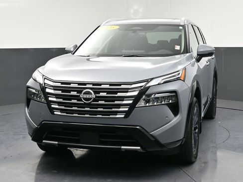 Certified 2025 Nissan Rogue Platinum w/ Tech Package image 3