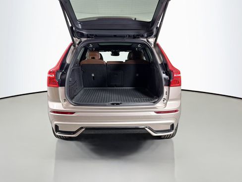 Certified 2023 Volvo XC60 B5 Ultimate w/ Climate Package image 28