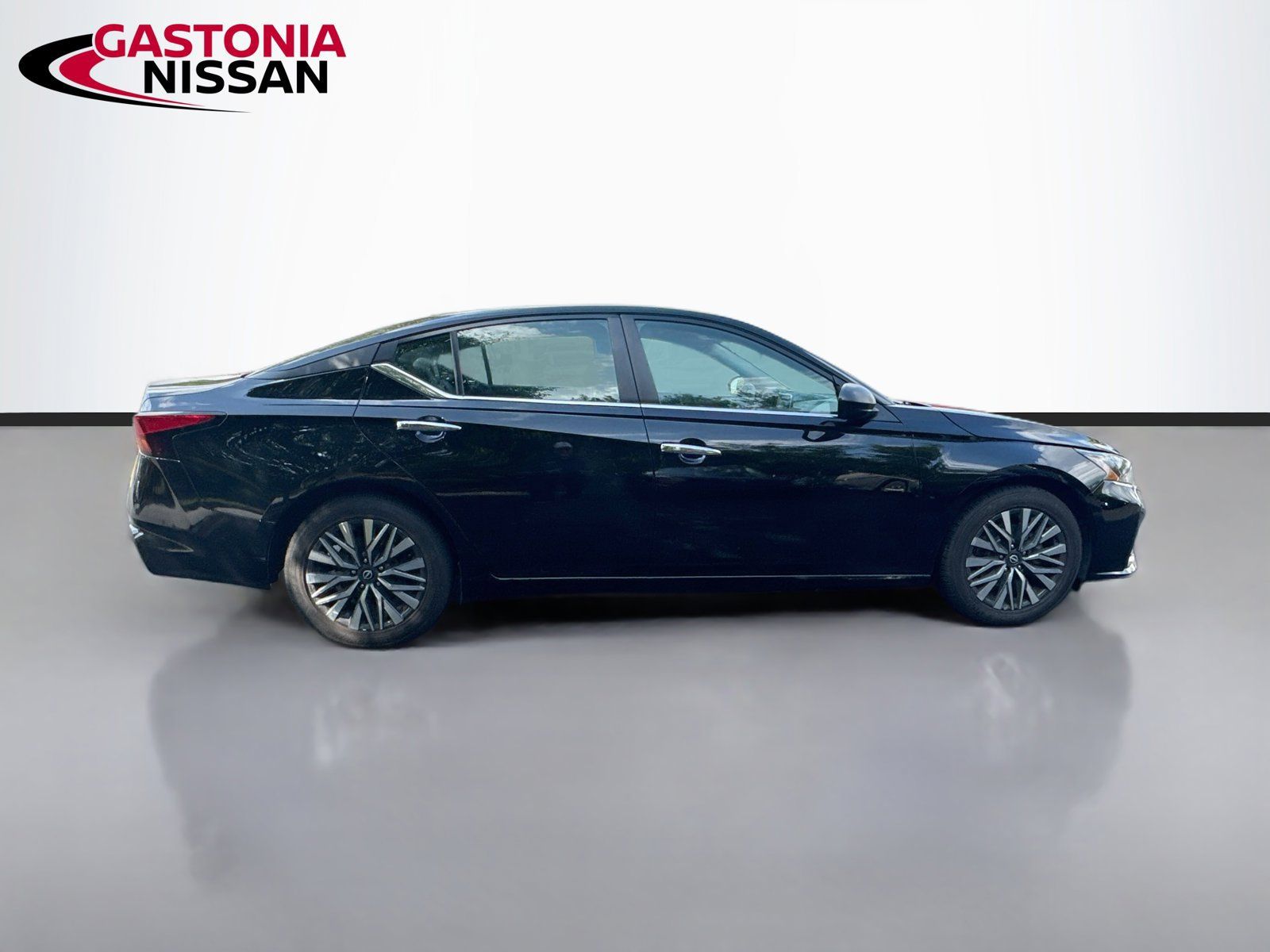 Used 2025 Nissan Altima 2.5 SV FWD image 10