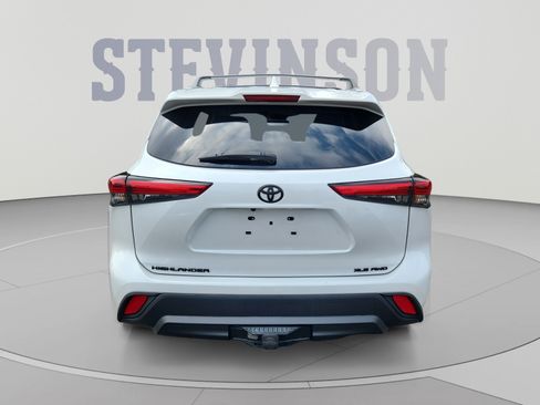 Used 2022 Toyota Highlander XLE AWD/4WD image 4