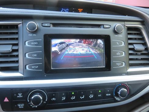 Used 2019 Toyota Highlander LE AWD/4WD image 18