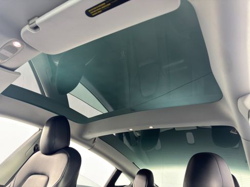 Used 2023 Tesla Model 3 Standard Range image 12