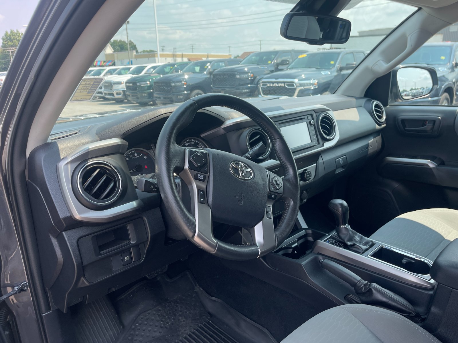 Used 2019 Toyota Tacoma SR5 AWD/4WD image 11