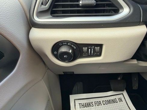 Used 2023 Chrysler Pacifica Touring-L FWD image 30