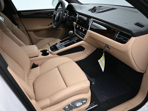 Certified 2025 Porsche Macan AWD/4WD image 10